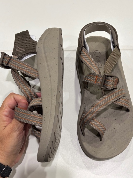 Chaco Men’s Size 9 CushZ Toe-Loop Sport Sandals Water Shoes Tan Pattern NWT main image 9